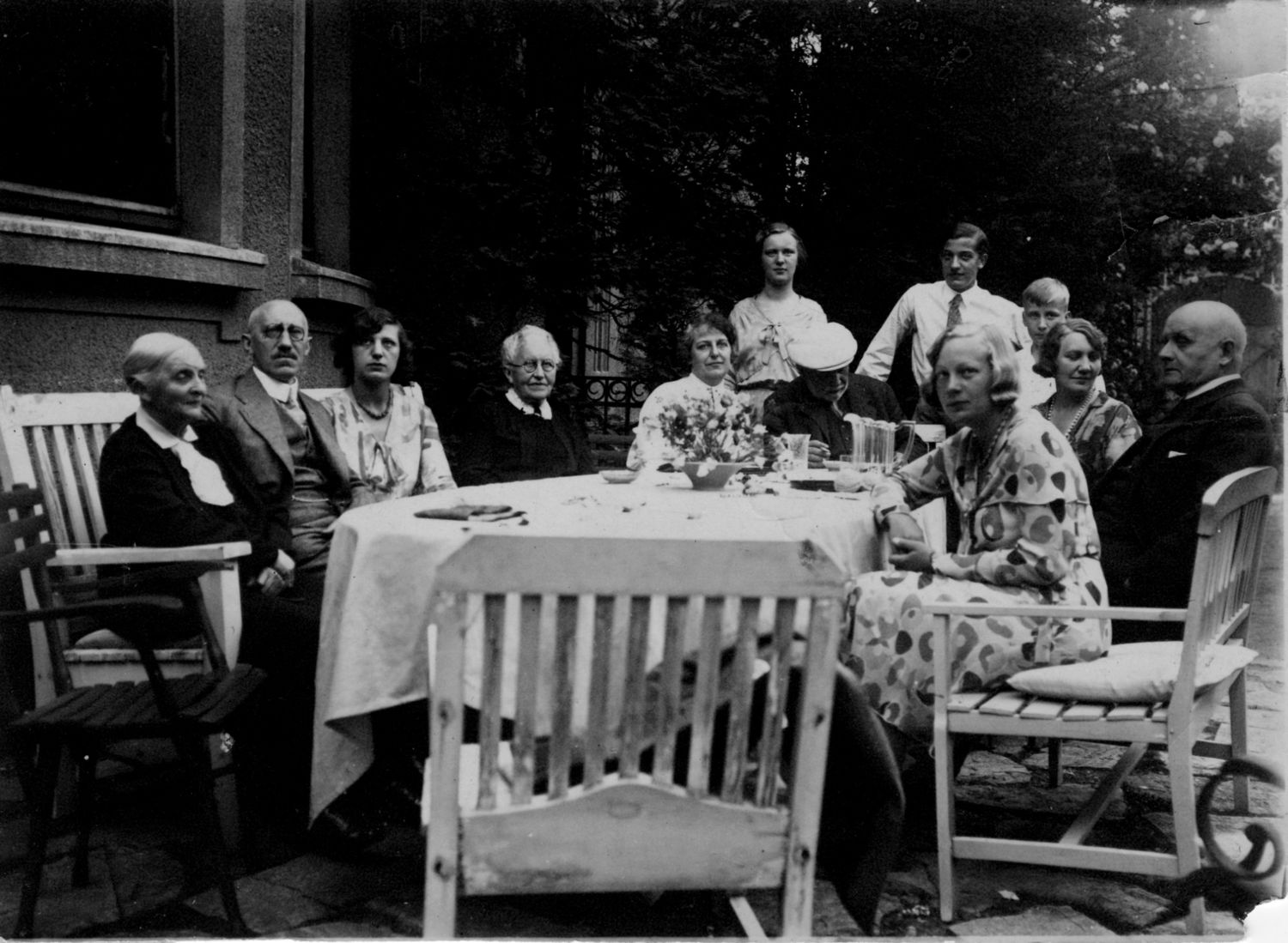Jawlensky bei Familie Kirchhoff im Garten am Tisch, Beethovenstraße 10, Sommer 1927. Foto: Privatarchiv Heinrich Kirchhoff ⁄ NachlassMieze Binsack