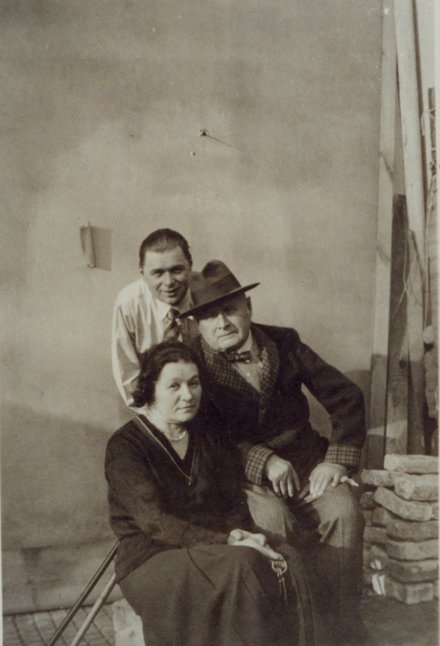 Helene, Andreas Alexej von Jawlensky auf der Terrasse in der Beethovenstraße 9, 1937. Foto: Alexej von Jawlensky-Archiv, Muralto/CH