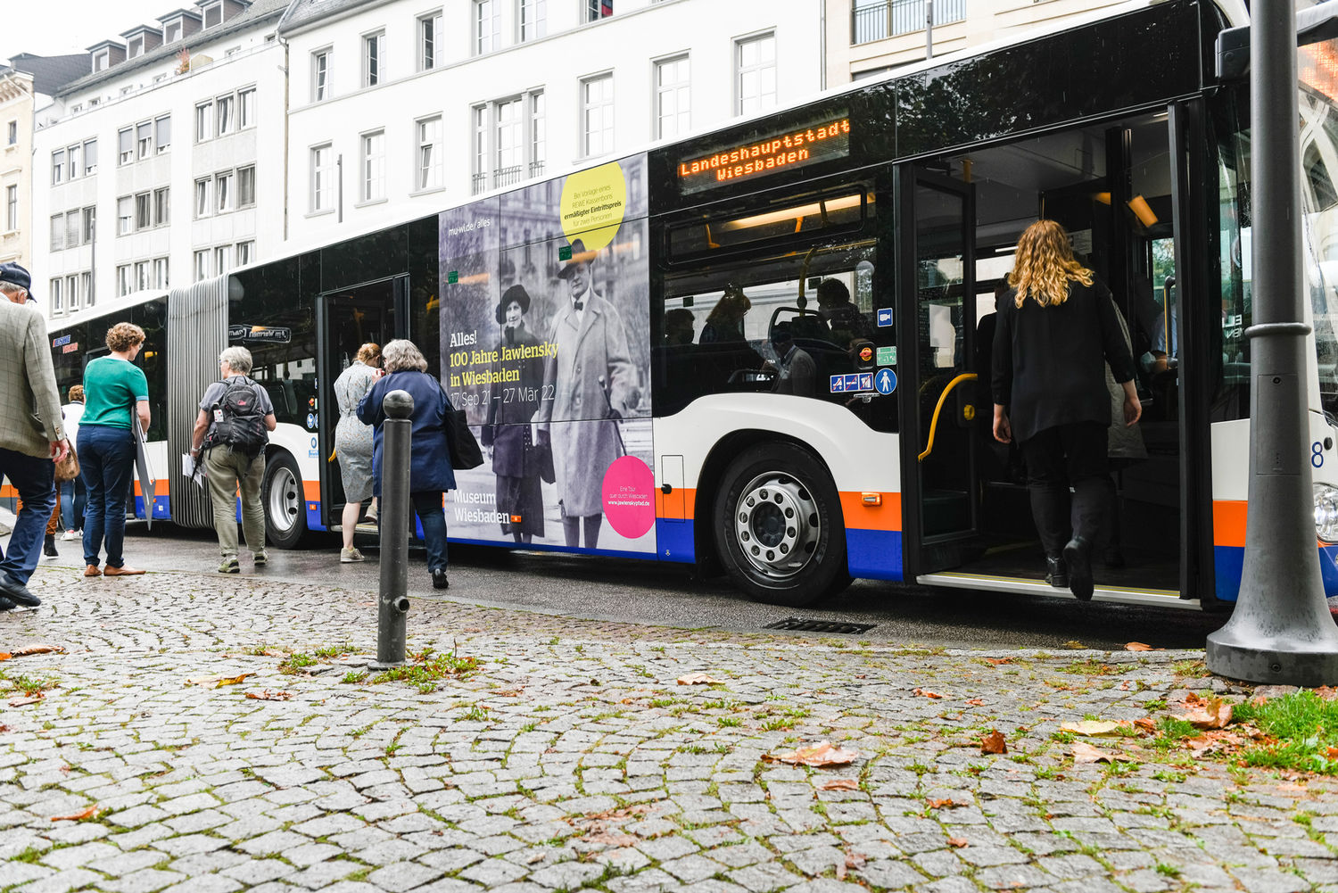 Ein Bus fährt durch die Stadt. Foto: Museum Wiesbaden / Bernd Fickert