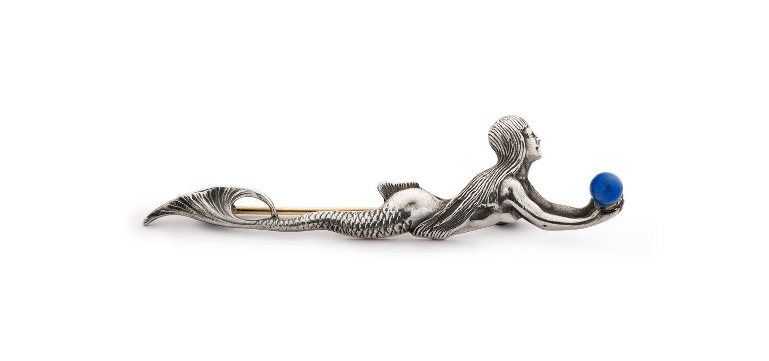 Firma Victor Mayer Pforzheim, Brosche Nixe mit Ball, um 1906, Sammlung Ratz-Coradazzi. Foto: Museum Wiesbaden / Bernd Fickert