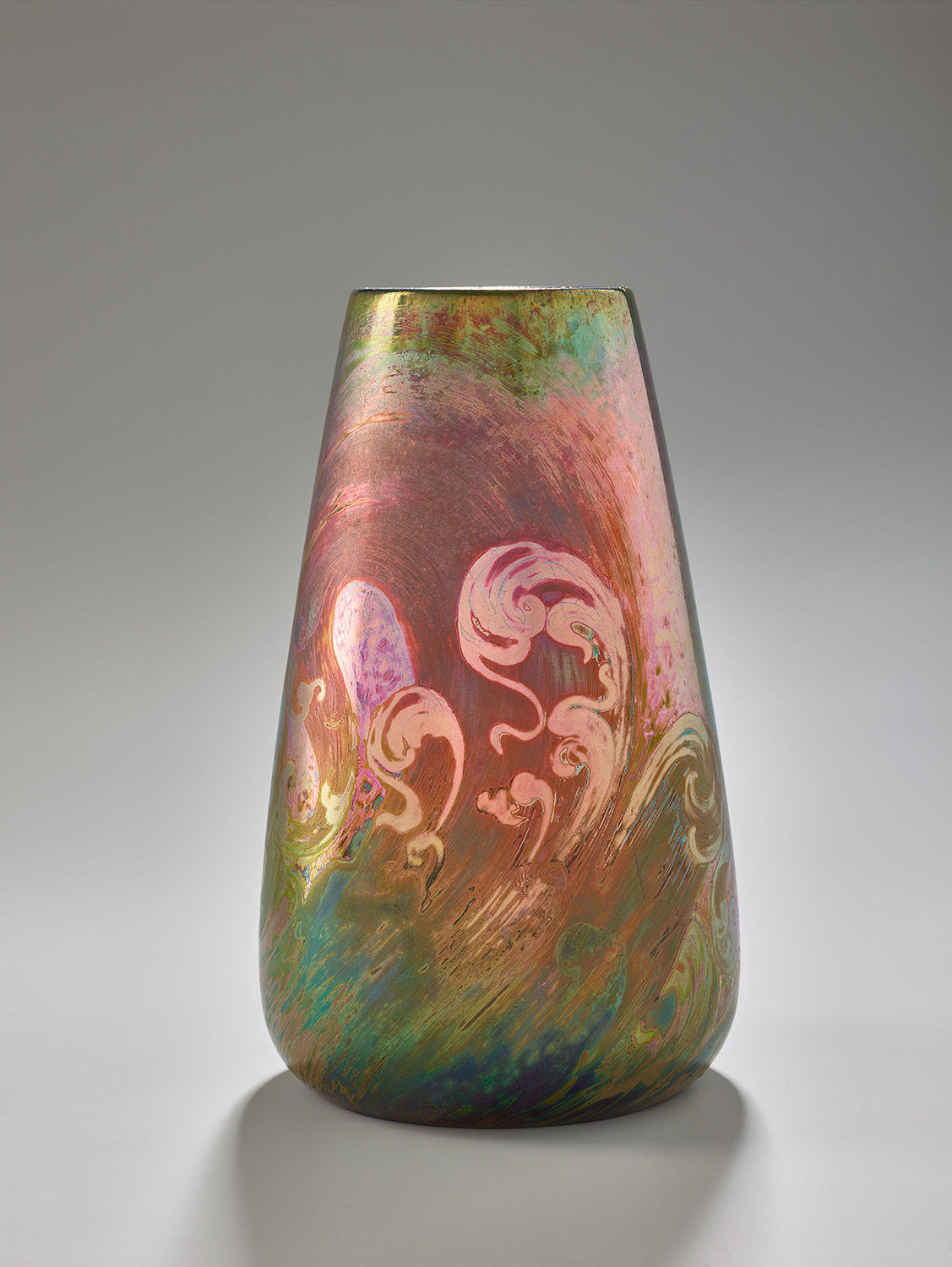 Clément Massier, Vase mit Wellendekor, um 1900, Hessisches Landesmuseum Darmstadt. © Hessisches Landesmuseum Darmstadt, Foto: Wolfgang Fuhrmannek